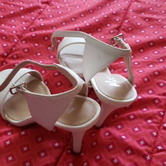 NWOT White heeled sandals. Size 7. - Picture 3 of 6